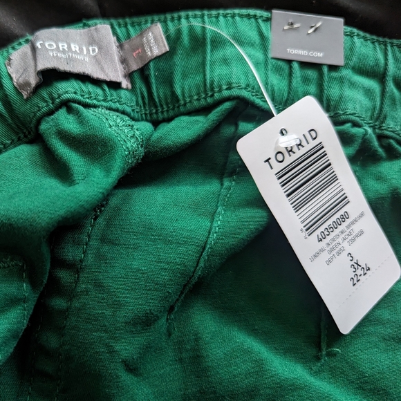 NWT Torrid 3.5 inch pull-on weekend stretch twill short, green - Picture 6 of 6